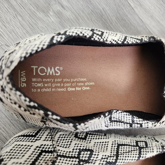 TOMS White and Black Shoes 9.5 Diamond Jacquard Aztec Weave Print - Picture 14 of 15